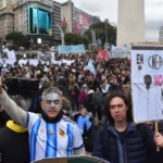 AULAS VACIAS Y EL «BANDERAZO DE LA CIENCIA»: DOCENTES Y CIENTIFICOS PARALIZARON LAS UNIVERSIDADES Y PREPARAN UNA HUELGA DE SEIS DIAS