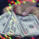PUERTA GIRATORIA: LOS DOLARES ENTRAN, PERO SE VAN RAPIDO Y PONEN EN JAQUE EL MODELO MILEI